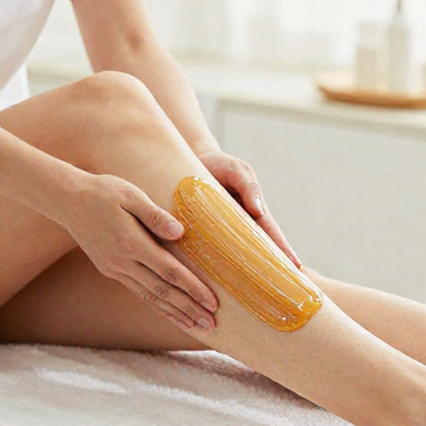 Vue d'une bande de cire orientale sur une jambe.